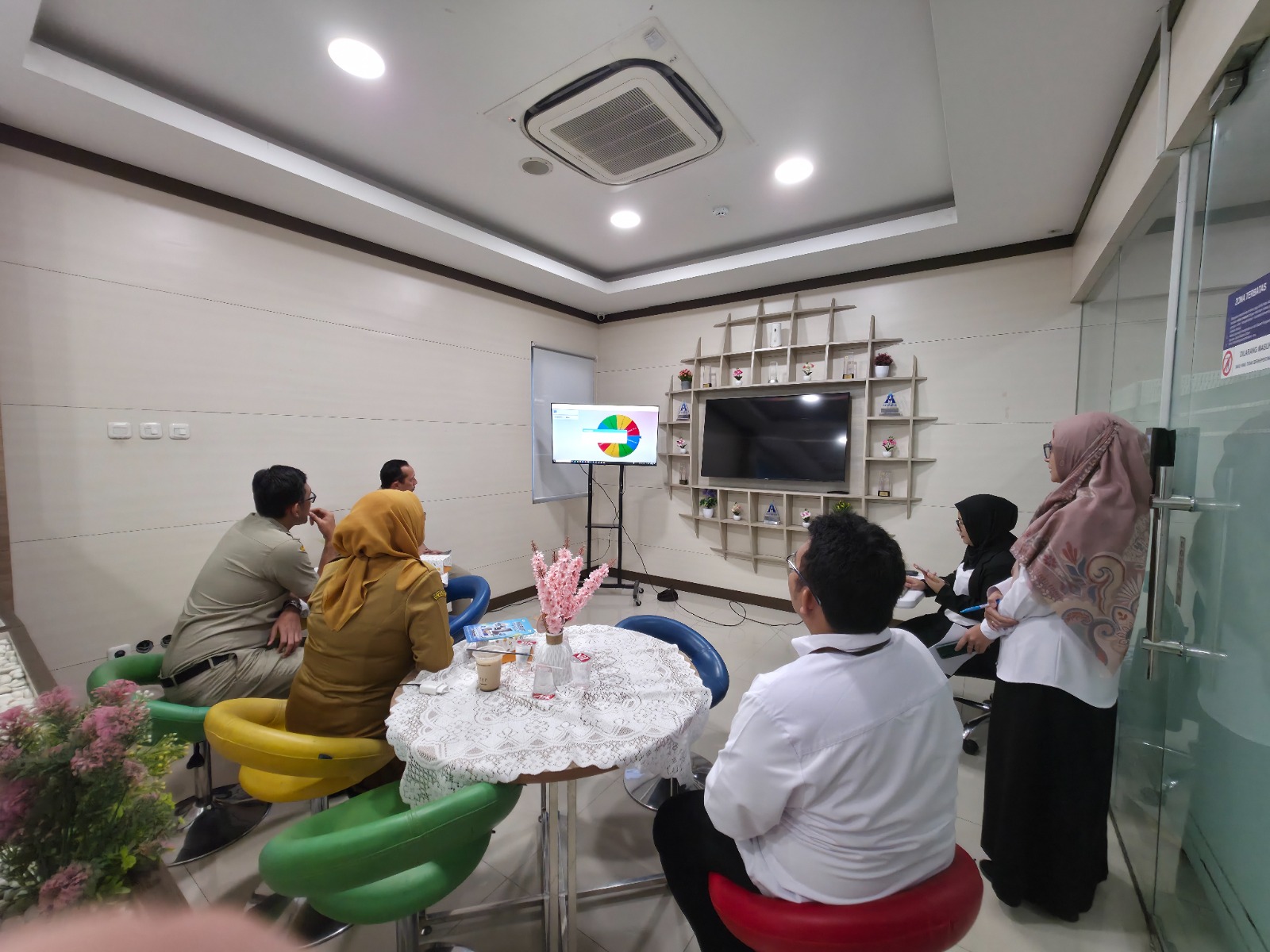 PLN UID Jakarta Raya Perkuat Transformasi Layanan Digital, UP3 Pondok Kopi Berikan Apresiasi Pelanggan Melalui Program NGEBUT 2026