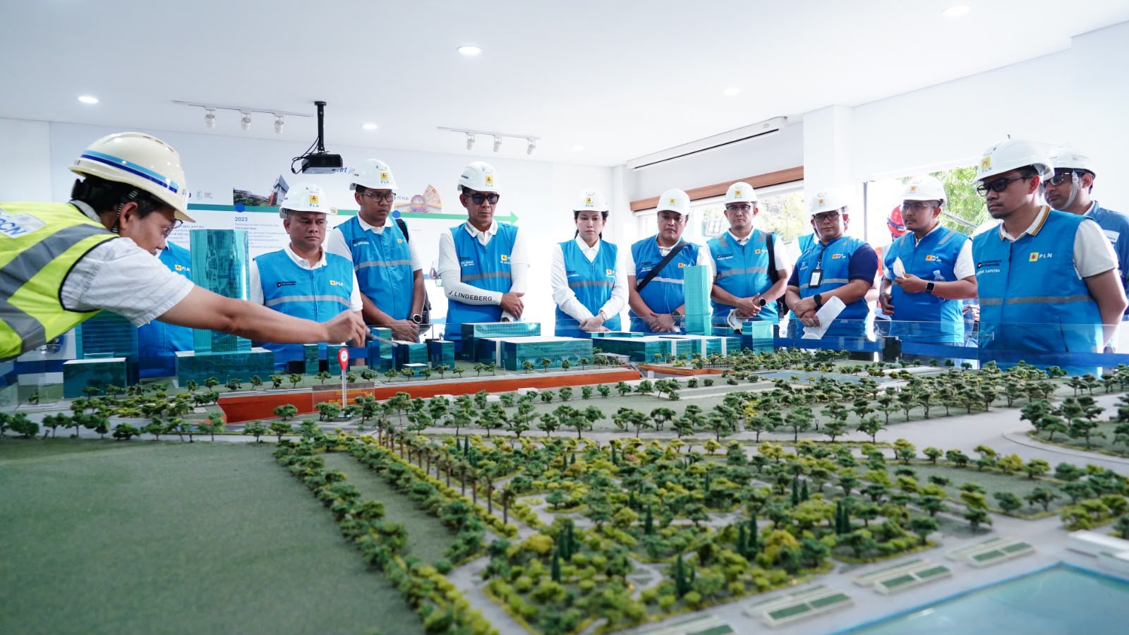 General Manager PLN UID Jakarta Raya, Moch. Andy Adchaminoerdin, meninjau langsung instalasi _Gas Insulated Switchgear_ (GIS) yang menjadi bagian dari infrastruktur kelistrikan untuk mendukung operasional MRT Jakarta Fase 2A